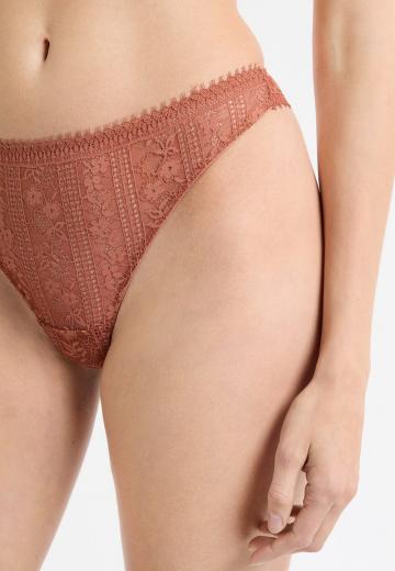 Трусы на бедрах
