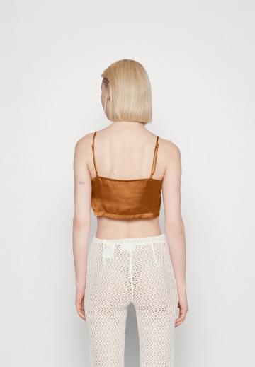 Топ на бретельках