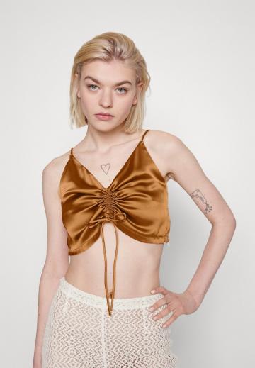 Топ на бретельках