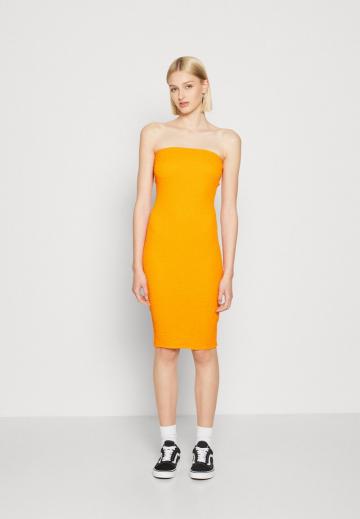 Платье без бретелек