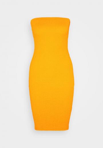 Платье без бретелек