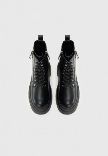 Ботинки на шнуровке