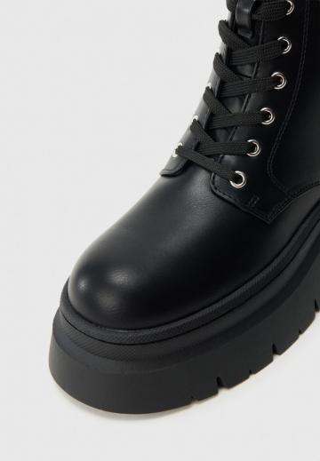 Ботинки на шнуровке