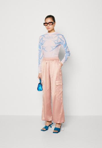 Брюки с накладными карманами