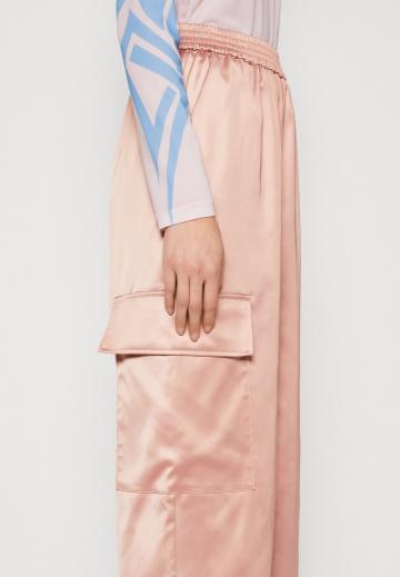 Брюки с накладными карманами