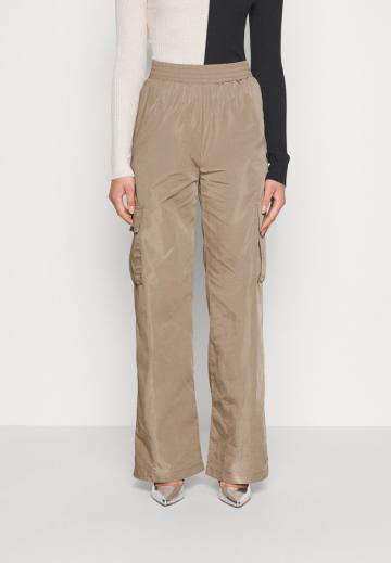 Брюки с накладными карманами