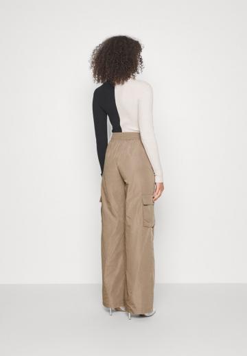 Брюки с накладными карманами