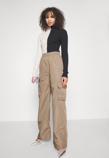 Брюки с накладными карманами