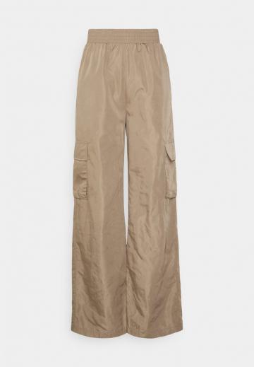 Брюки с накладными карманами