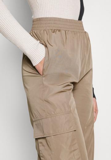Брюки с накладными карманами