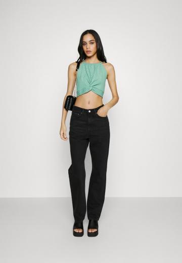 Топ на бретельках