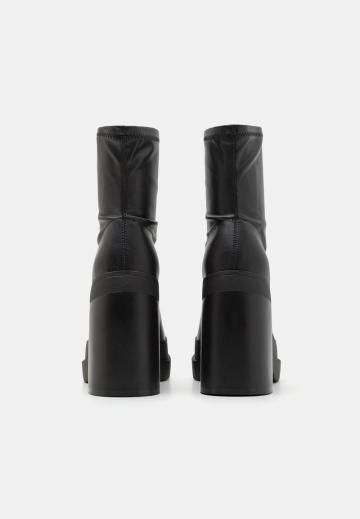 Полусапожки на высоком каблуке