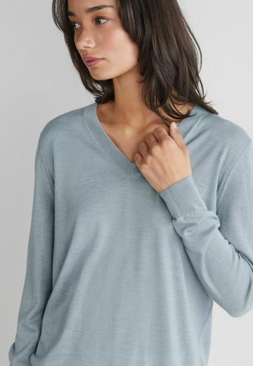 Пуловер с вырезом V