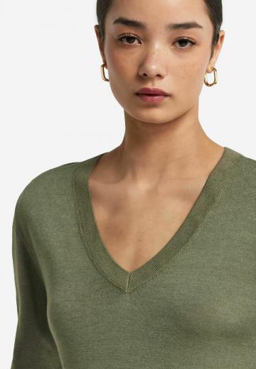 Пуловер с вырезом V