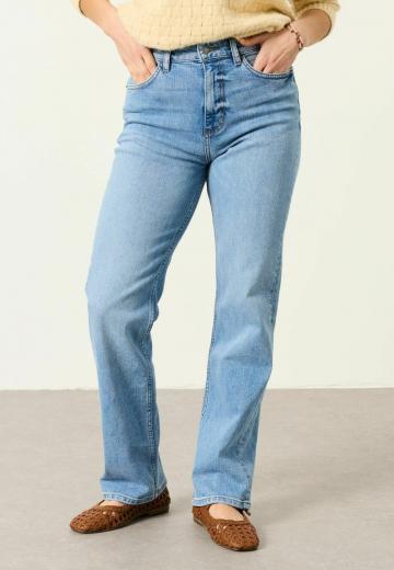 Прямые джинсы