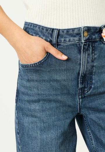 Прямые джинсы