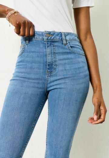 Короткие джинсы