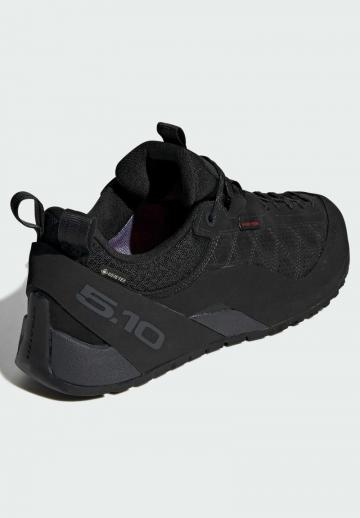 Теннисные кроссовки