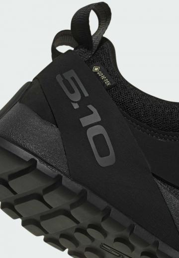 Теннисные кроссовки