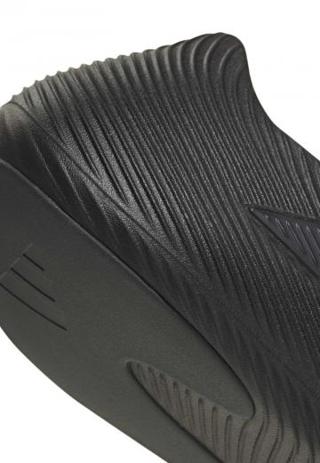 Походные кроссовки