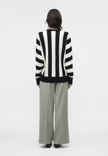 Пуловер в полоску