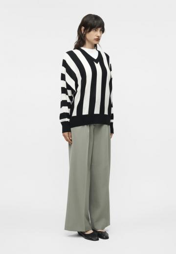 Пуловер в полоску