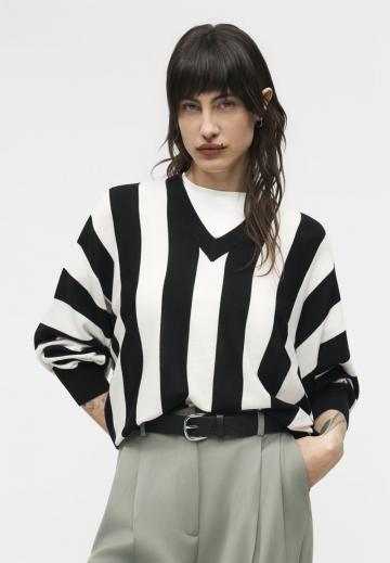 Пуловер в полоску