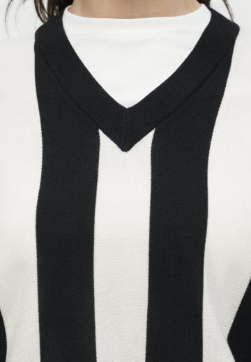 Пуловер в полоску