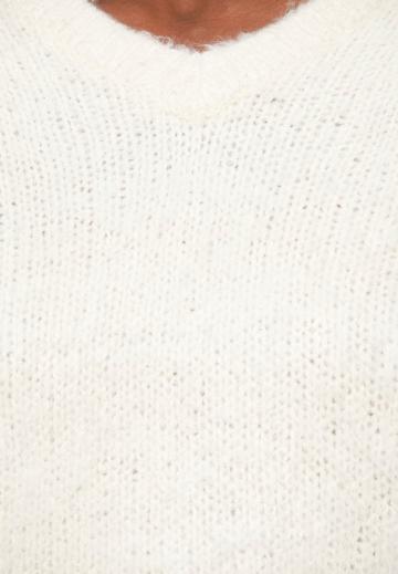 Пуловер с вырезом V