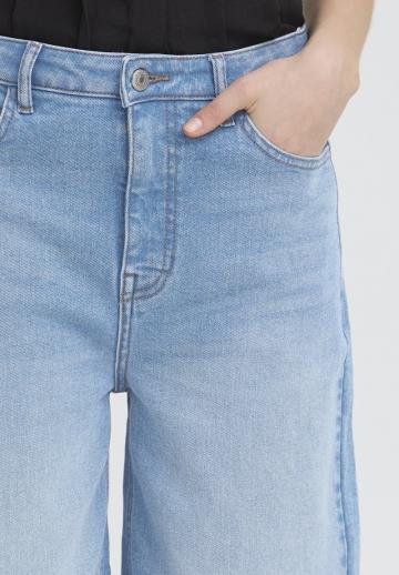 Короткие джинсы