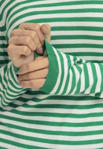 Пуловер в полоску