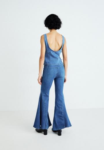 Клешеные джинсы