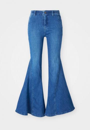 Клешеные джинсы