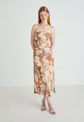 Платье без бретелек