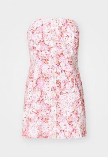 Платье без бретелек