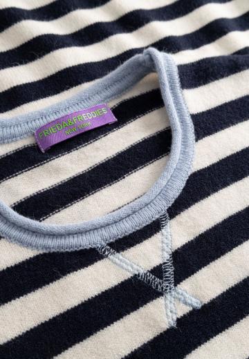 Пуловер в полоску