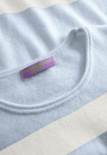 Пуловер в полоску