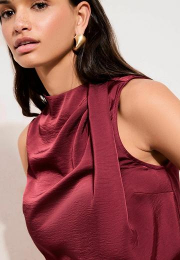 Блузка без рукавов