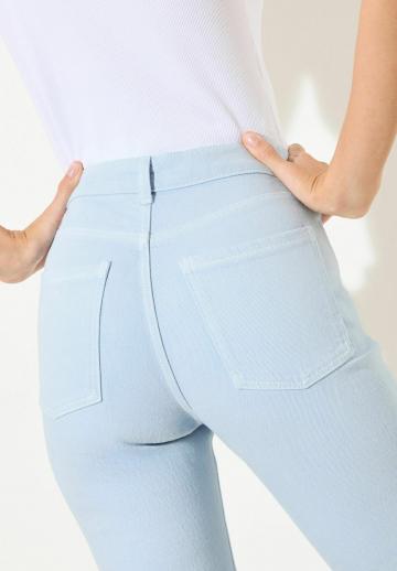 Короткие джинсы