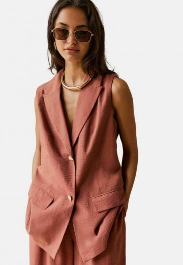 Длинный жилет