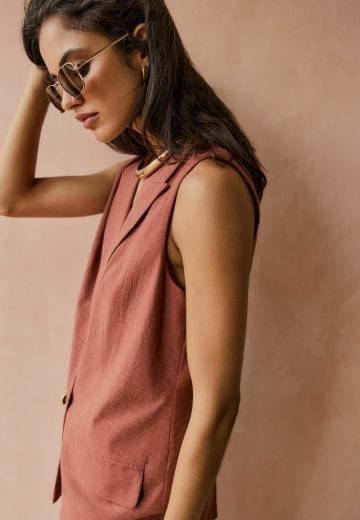 Длинный жилет