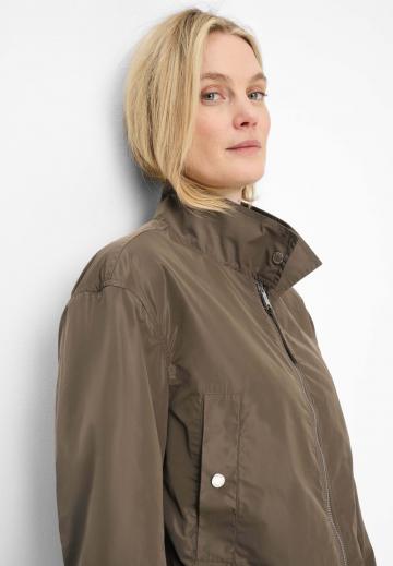 Куртка с накладнымит карманами