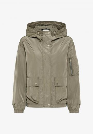 Куртка с накладнымит карманами