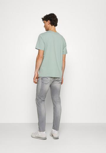 Узкие джинсы