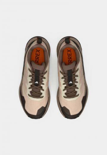 Походные ботинки