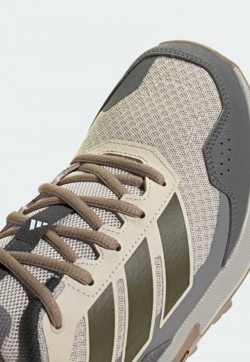 Походные кроссовки