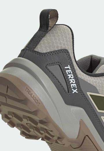 Походные кроссовки