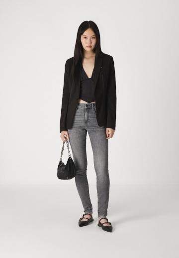 Блейзер с накладными карманами