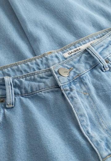 Прямые джинсы