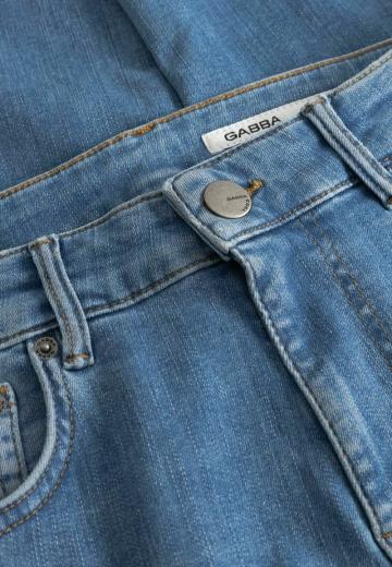 Прямые джинсы